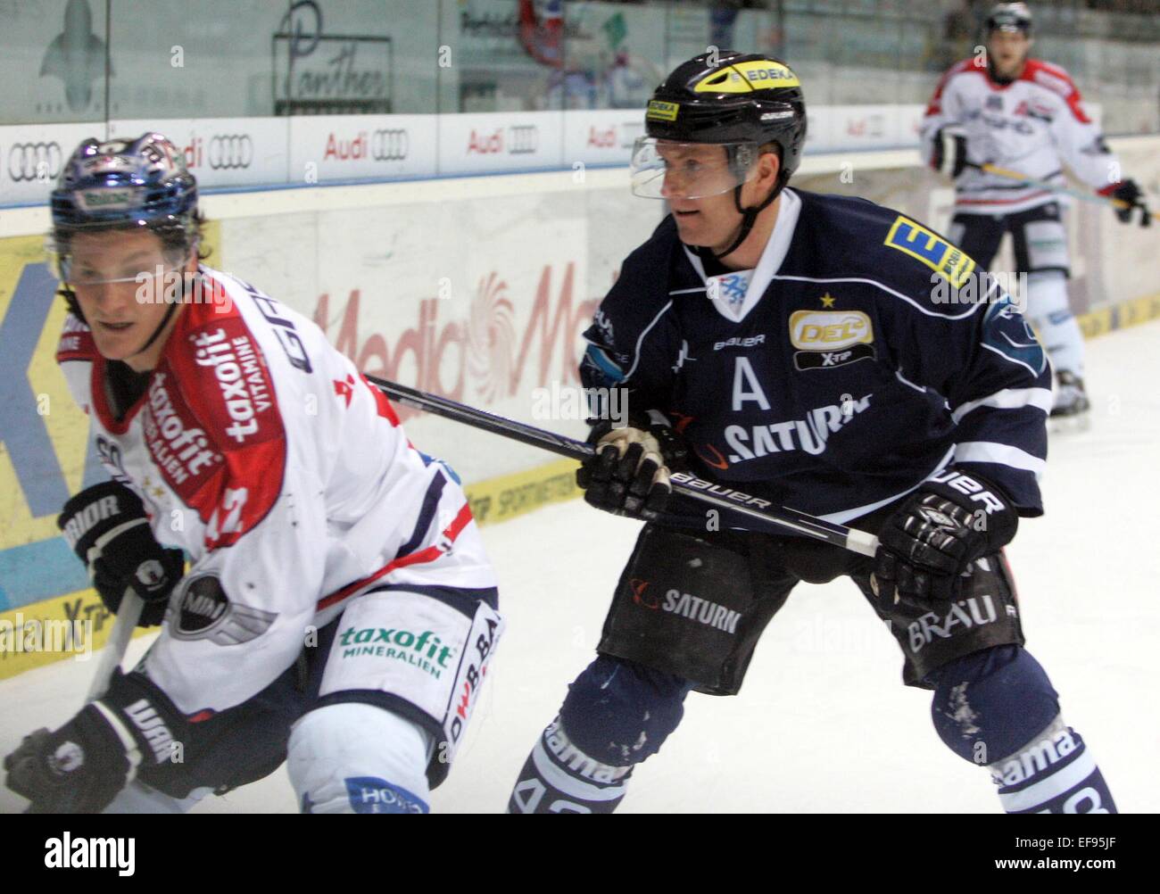 Ingolstadt, Bayern, Deutschland. 28. Januar 2015. vom linken Laurin BRAUN/Berlin, 43Derek HAHN/CAN/Ingolstadt. Deutsche Eishockeyliga, Spiel Tag 43. ERC Ingolstadt Vs Eisbaeren Berlin. Ingolstadt, Saturn Arena, 27. Januar 2015 Landesmeister Ingolstadt erhält ehemaligen Weltmeister, das Team Schloss von Anschutz Entertainment Group mit dem ehemaligen NHL-Spieler Uwe Krup jetzt als Headcoach. © Wolfgang Fehrmann/Wolfgang Fehrmann/ZUMA Draht/Alamy Live News Stockfoto