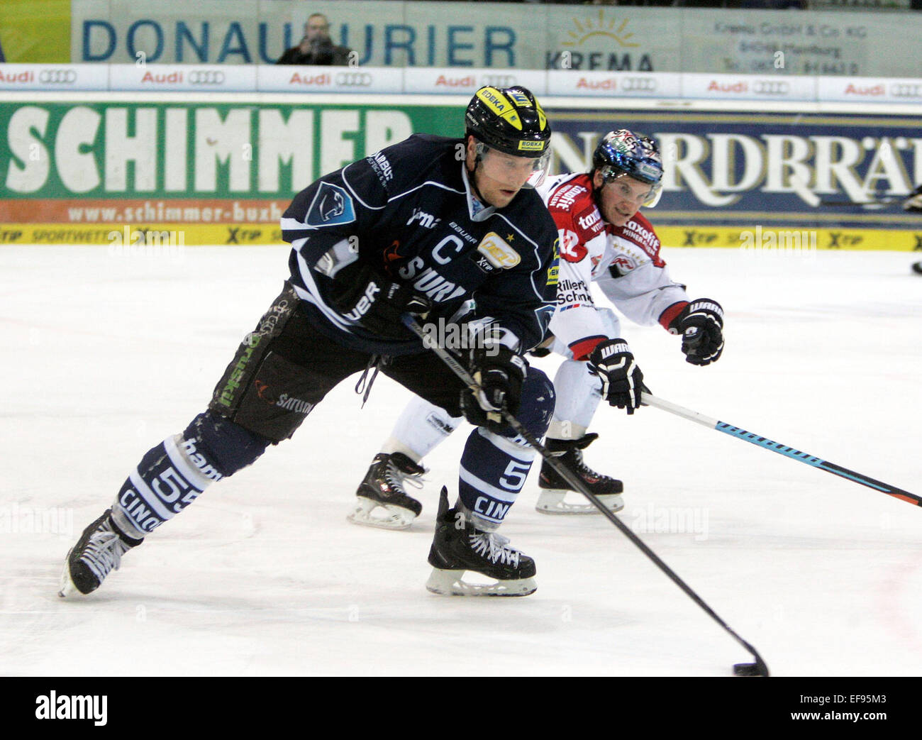 28. Januar 2015 - Ingolstadt, Bayern, Deutschland - von links 5Patrick KOEPPCHEN/Ingolstadt, Laurin BRAUN/Berlin. Deutsche Eishockeyliga Spieltag 43,. ERC Ingolstadt Vs Eisbaeren Berlin. Ingolstadt, Saturn Arena, 27. Januar 2015, ...die Landesmeister Ingolstadt erhält ehemaligen Weltmeister, das Team Schloss von Anschutz Entertainment Group mit dem ehemaligen NHL-Spieler Uwe Krup jetzt als Headcoach. (Kredit-Bild: © Wolfgang Fehrmann/Wolfgang Fehrmann/ZUMA Wire) Stockfoto