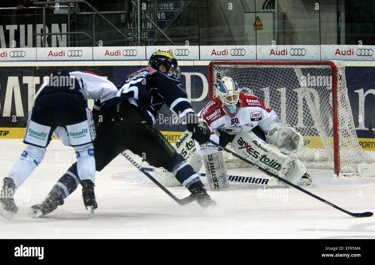 28. Januar 2015 - Ingolstadt, Bayern, Deutschland - Jonas Müller/Berlin, 15John LALIBERTE/USA/Ingolstadt, Petri VEHANEN/FIN/Berlin. Deutsche Eishockeyliga Spieltag 43,. ERC Ingolstadt Vs Eisbaeren Berlin. Ingolstadt, Saturn Arena, 27. Januar 2015, ...die Landesmeister Ingolstadt erhält ehemaligen Weltmeister, das Team Schloss von Anschutz Entertainment Group mit dem ehemaligen NHL-Spieler Uwe Krup jetzt als Headcoach. (Kredit-Bild: © Wolfgang Fehrmann/Wolfgang Fehrmann/ZUMA Wire) Stockfoto