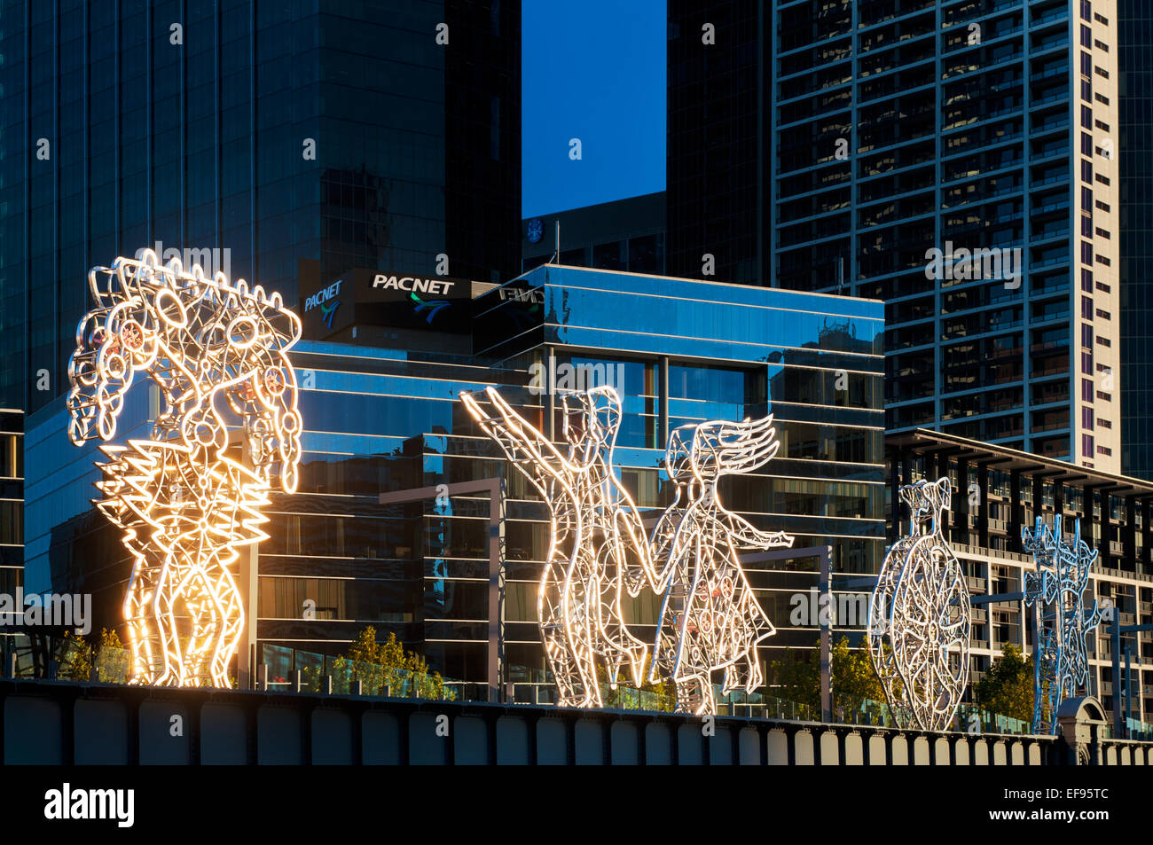 Skulpturen auf Melbournes Sandridge Bridge das Sonnenlicht reflektiert. Stockfoto