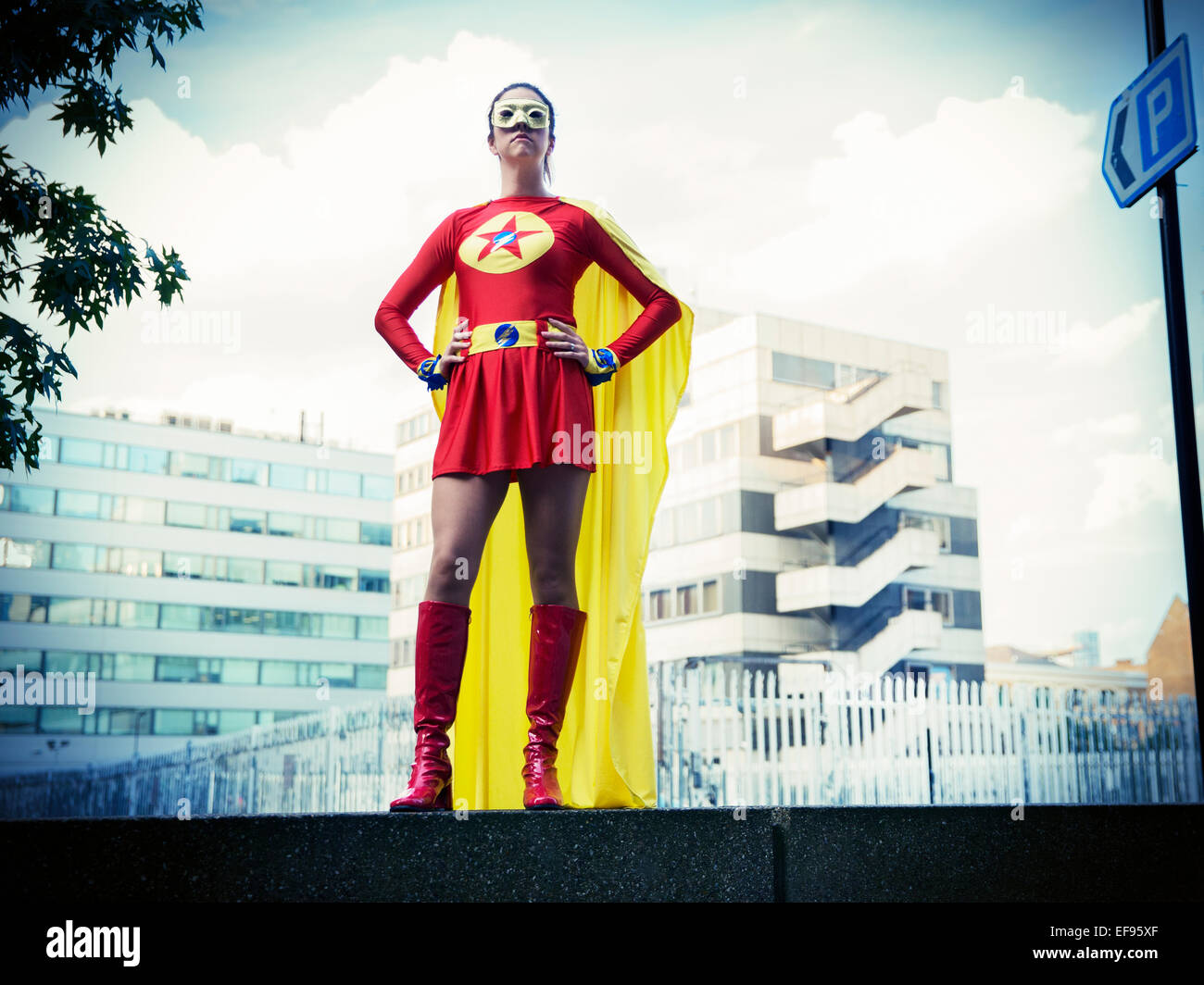 Mit Superhelden stehen Hände auf den Hüften in Stadt Stockfoto