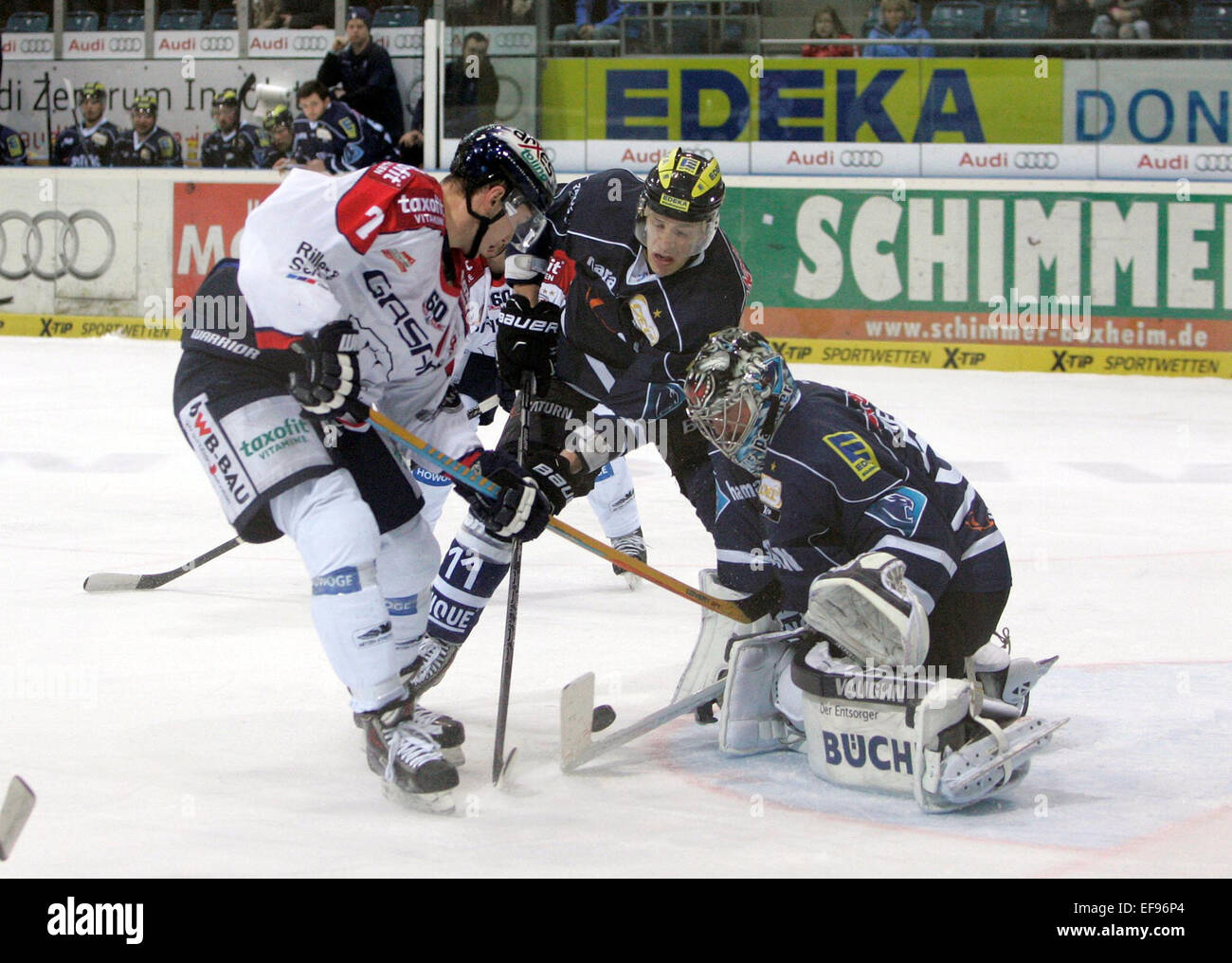 Ingolstadt, Bayern, Deutschland. 28. Januar 2015. Frank HOERDLER/Berlin, 11Benedikt SCHOPPER/Ingolstadt, 51goalkeeper Timo PIELMEIER/Ingolstadt. Deutsche Eishockeyliga, Spiel Tag 43. ERC Ingolstadt Vs Eisbaeren Berlin. Ingolstadt, Saturn Arena, 27. Januar 2015 Landesmeister Ingolstadt erhält ehemaligen Weltmeister, das Team Schloss von Anschutz Entertainment Group mit dem ehemaligen NHL-Spieler Uwe Krup jetzt als Headcoach. © Wolfgang Fehrmann/Wolfgang Fehrmann/ZUMA Draht/Alamy Live News Stockfoto