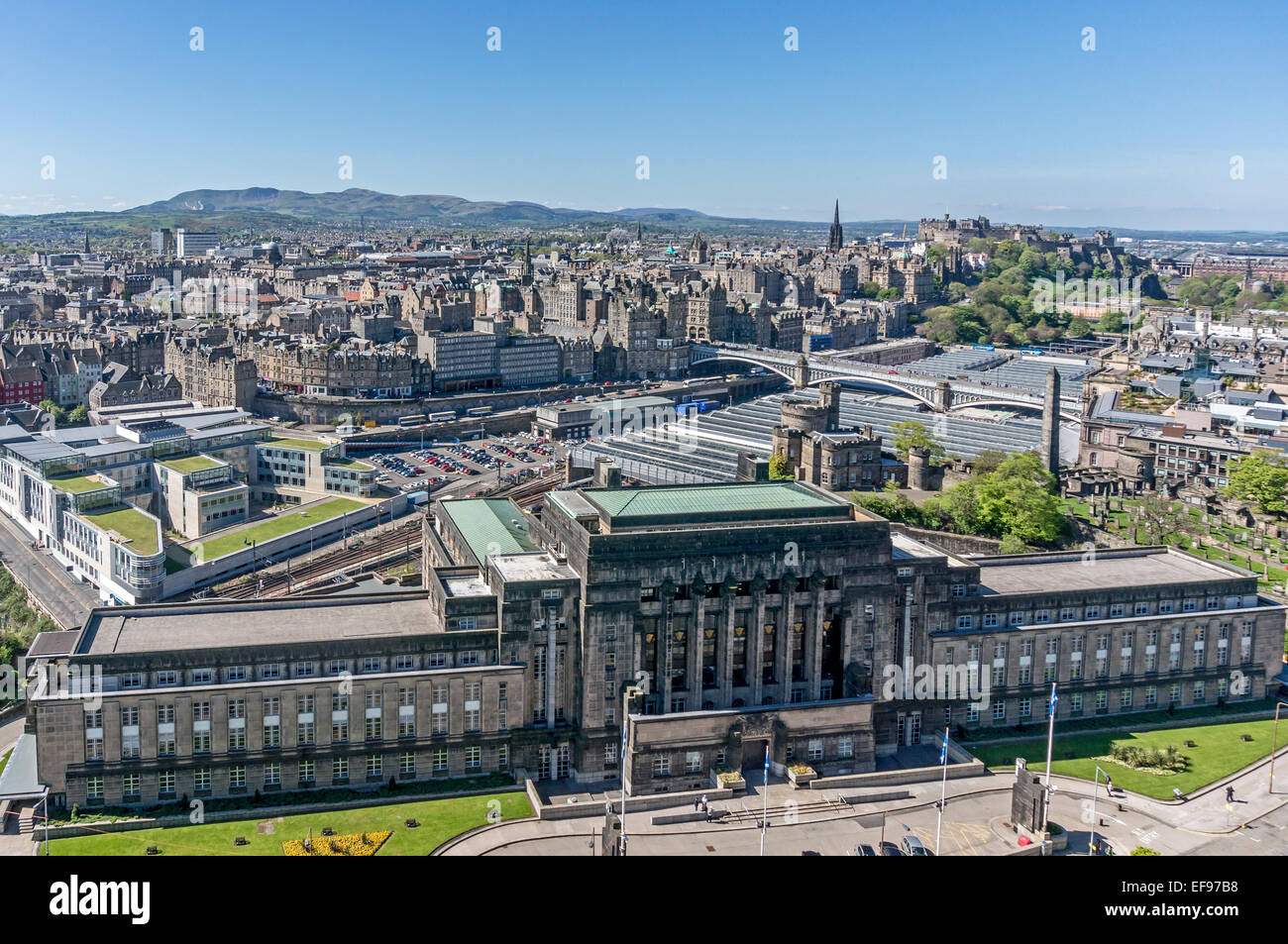 Ansicht des Zentrums von Edinburgh von Nelson Monument auf Calton Hill mit St. Andreaskirche Hausfassade & Edinburgh Stadtrat links. Stockfoto