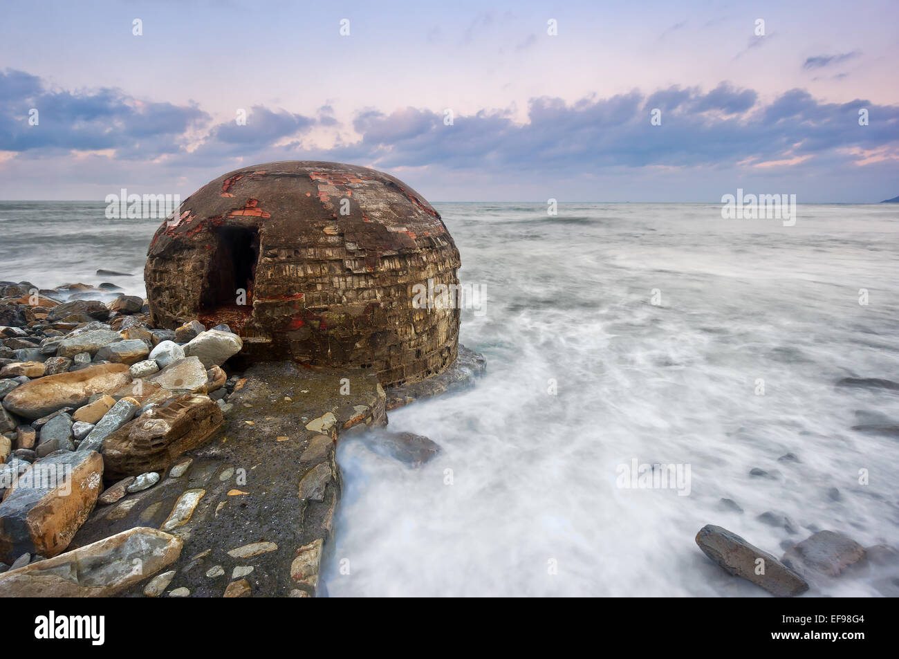 Ruinen des verlassenen Bunker am Azkorri Strand bei Sonnenuntergang Stockfoto