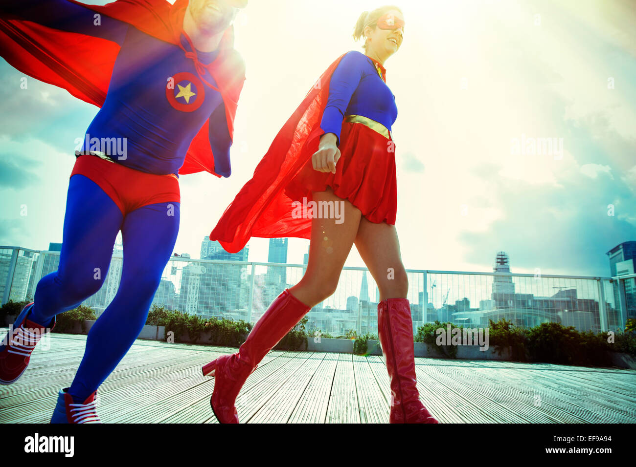 Superhelden auf Stadt auf dem Dach Stockfoto