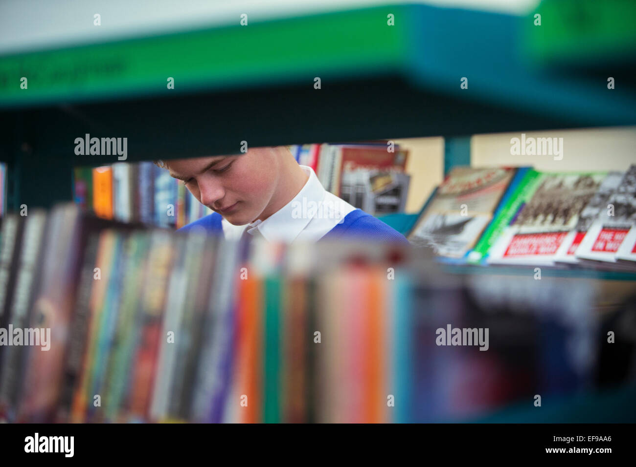 Schüler in der Bibliothek durch Buchregale gesehen Stockfoto