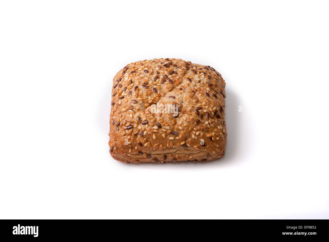 Frisch, squared Vollkornbrot mit Sonnenblumenkernen, Sesam und andere Körner. Isoliert auf weiß Stockfoto