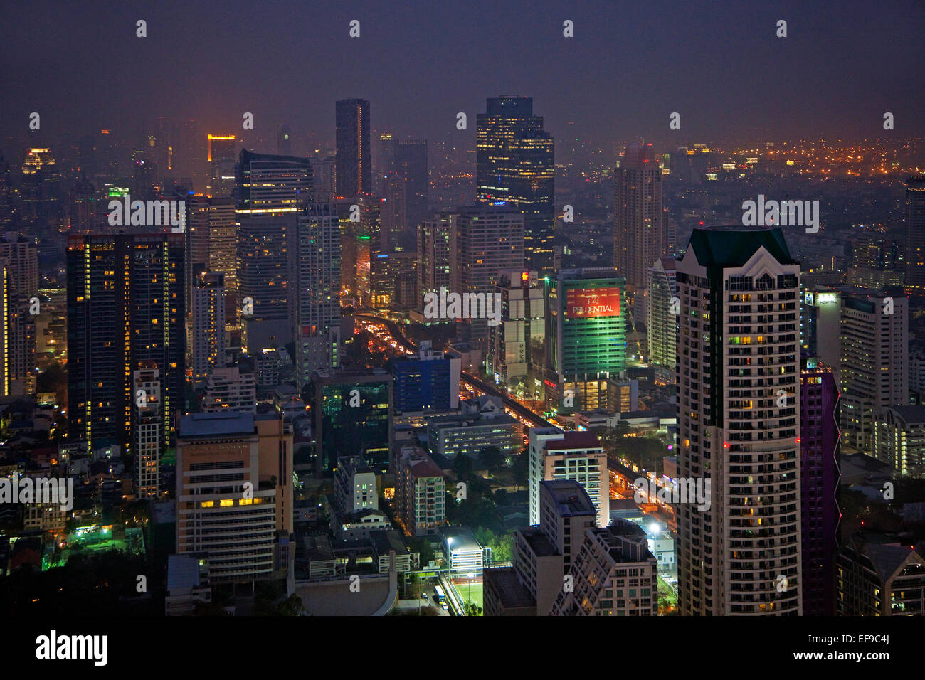 Die Skyline der beleuchtete Hauptstadt Bangkok bei Nacht mit Blick auf die Wolkenkratzer und Bürogebäude, Thailand Stockfoto