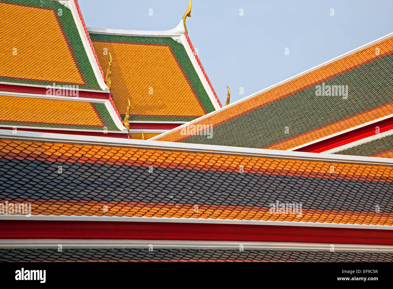 Bunte Kacheln auf den Dächern des Wat Pho komplexes / Tempel des liegenden Buddhas, buddhistischer Tempel, Phra Nakhon, Thailand Stockfoto