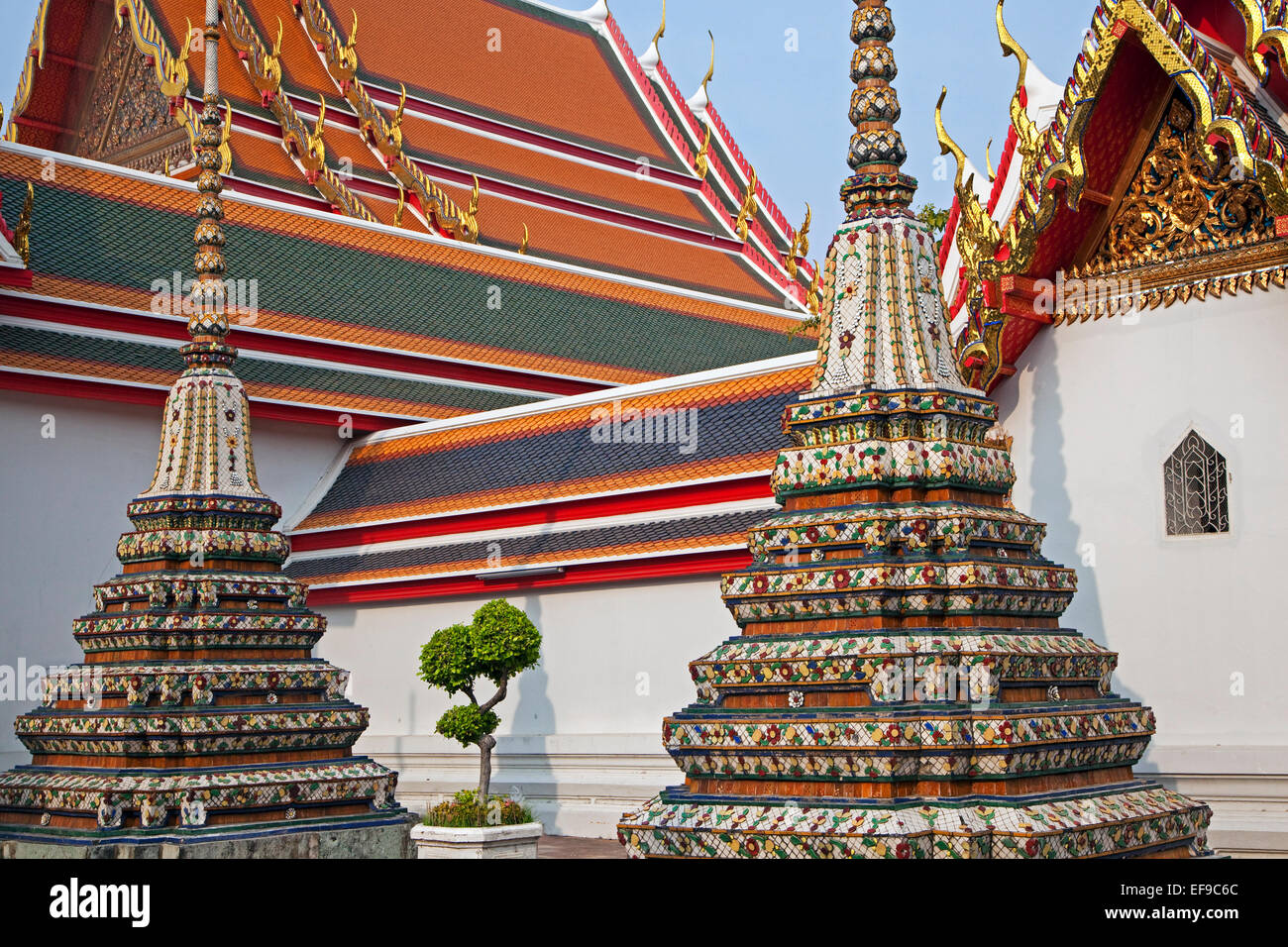 Stupas dekoriert / Chedi Rai in der Nähe von Phra Rabieng Kreuzgang im Wat Pho Komplex / Tempel des Reclining Buddha, Thailand Stockfoto
