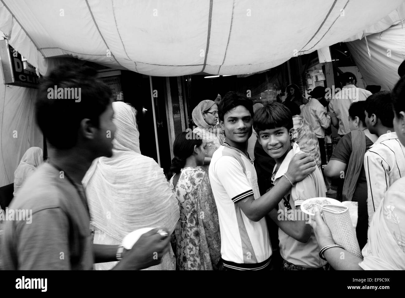 Neu-Delhi, Indien - 19. November 2011: Sikh Leute feiern Guru Nanak Geburt mit einer street Parade und Lebensmittel-Verteilung Stockfoto