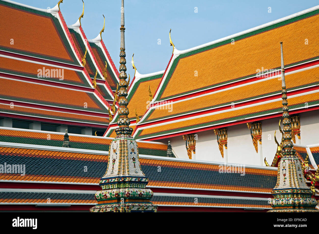 Stupas / Chedi Rai in der Nähe von Phra Rabieng Kreuzgang im Wat Pho Komplex / Tempel des liegenden Buddhas, buddhistischer Tempel in Thailand Stockfoto