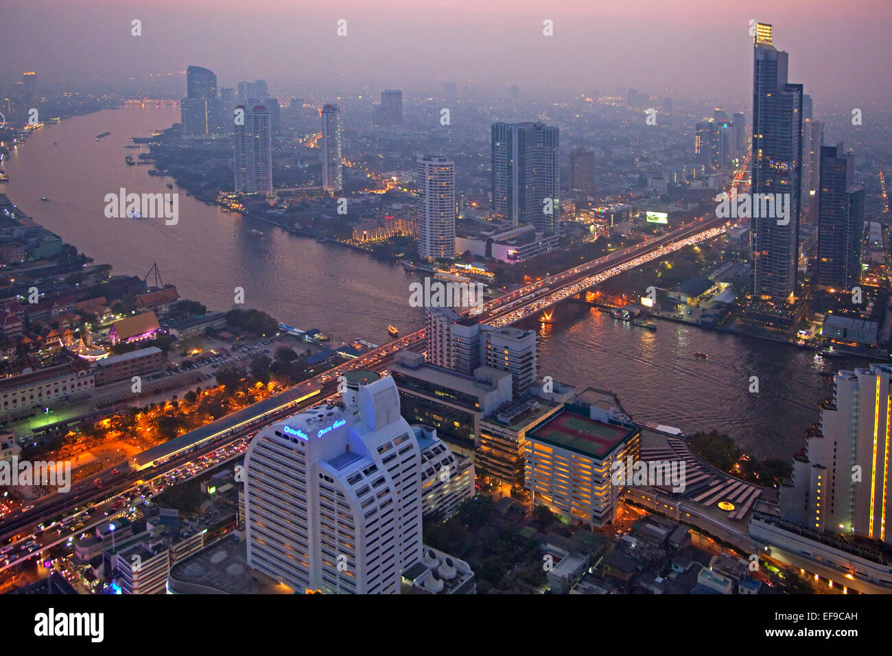 Die Skyline von Bangkok bei Nacht und Blick auf den Chao Phraya River, Thailand Stockfoto