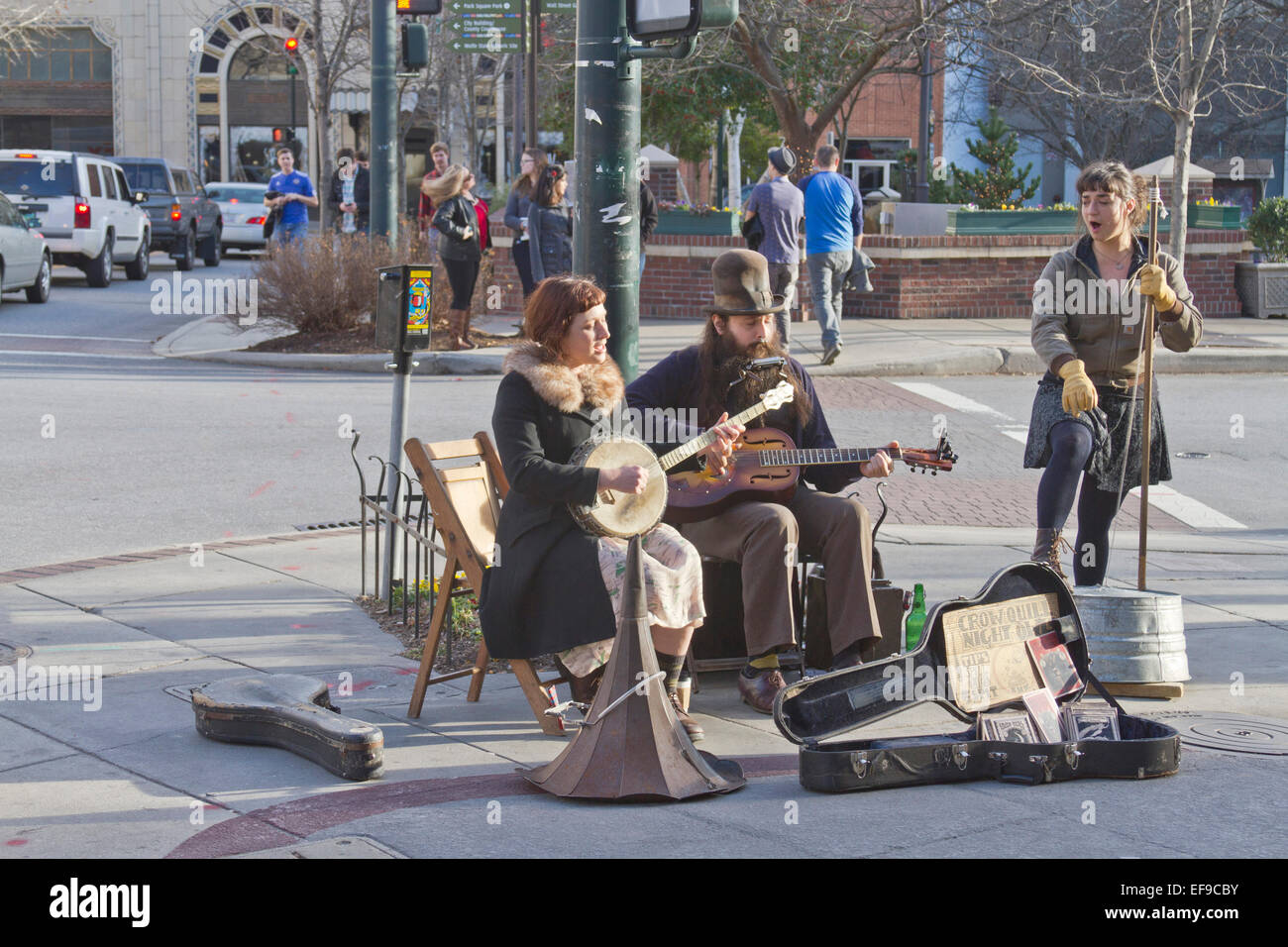 Talentierte Straßenmusiker spielen Tipps an einem Wintertag in der Innenstadt von Asheville, NC Stockfoto