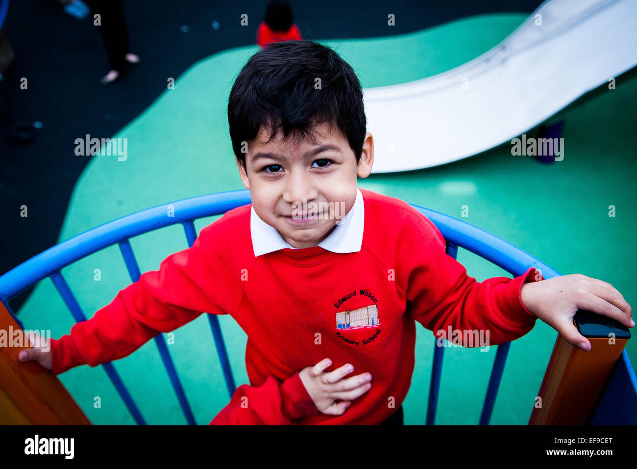 Junge auf dem Spielplatz der Grundschule in London W2 Stockfoto