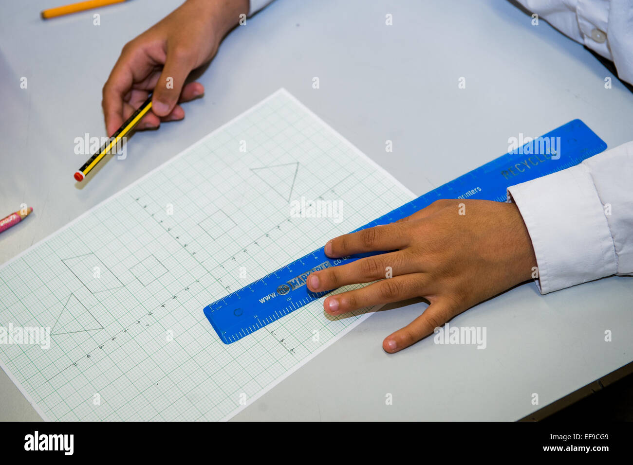 Primary School Student arbeitet hart im Mathematik-Unterricht in der Grundschule in London UK Stockfoto