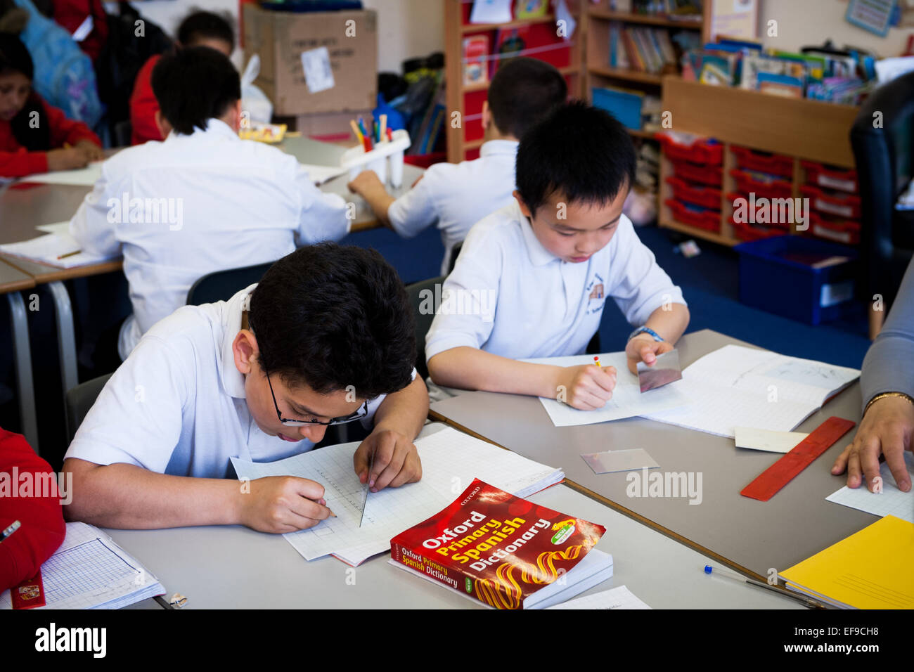 Jungen lernen Spanisch in London-Grundschule Stockfoto