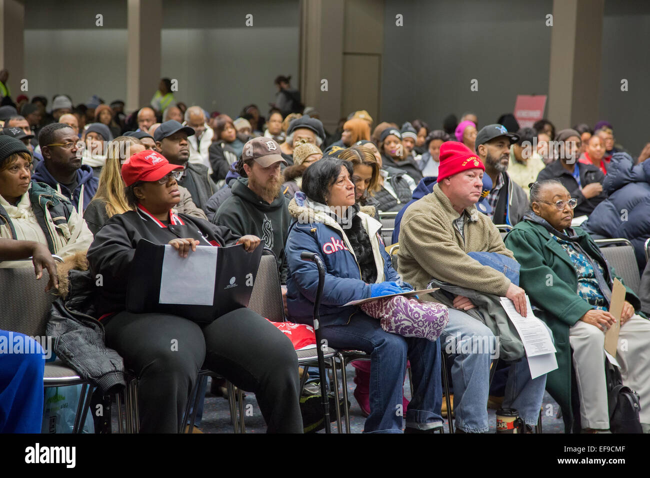 Detroit, Michigan, USA. 29. Januar 2015.  Tausende besuchten die erste der sieben Tage des Wayne County Steuer Abschottung Anhörungen. Rund 62.000 Detroit Häuser droht Steuer Abschottung. Hausbesitzer erhielten Gelegenheit zu erklären, warum ihr Eigentum nicht verwirkt werden sollte oder zu erarbeiten Zahlungspläne für unbezahlte Steuern. Bildnachweis: Jim West/Alamy Live-Nachrichten Stockfoto