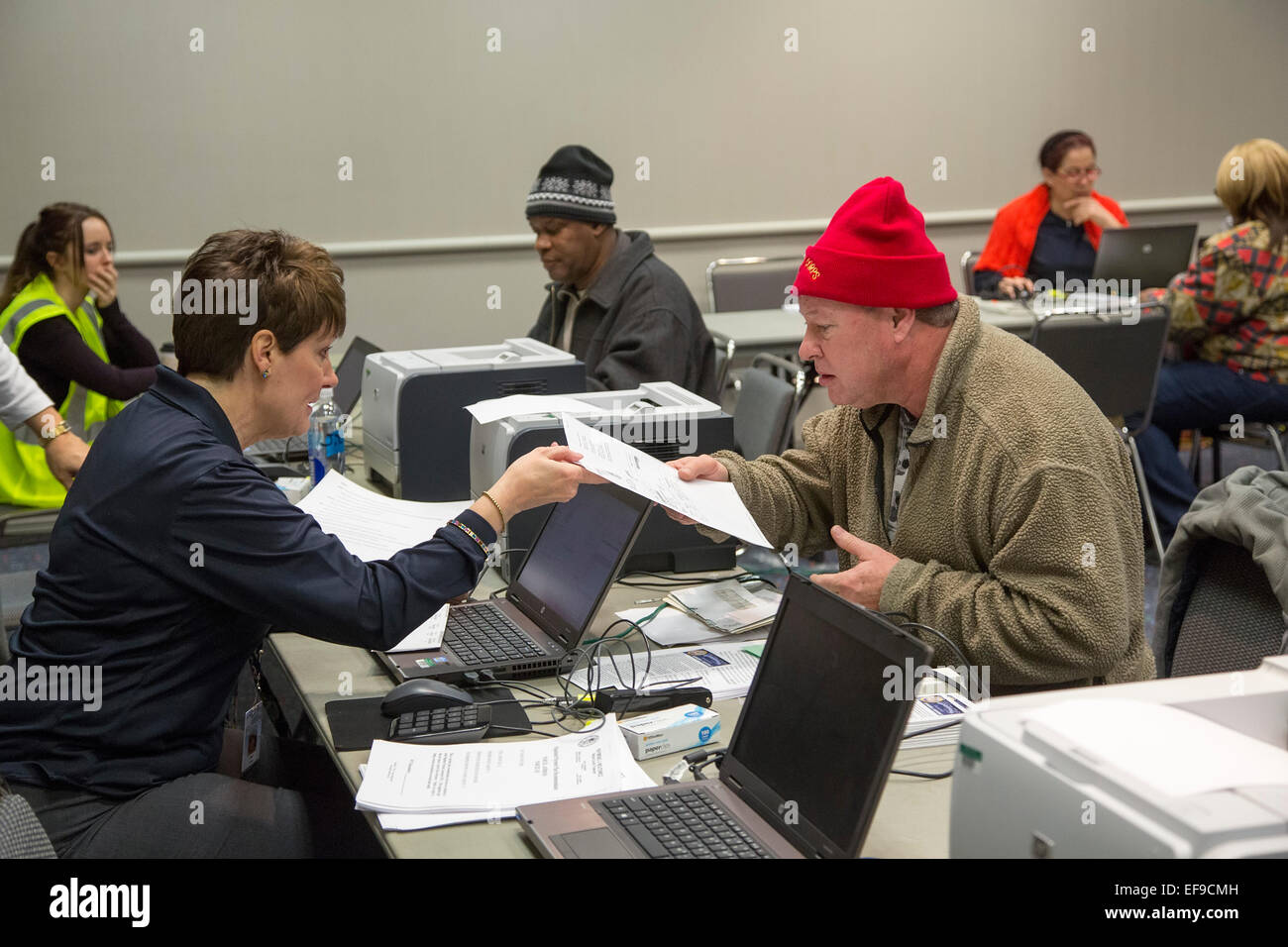 Detroit, Michigan, USA. 29. Januar 2015.  Tausende besuchten die erste der sieben Tage des Wayne County Steuer Abschottung Anhörungen. Rund 62.000 Detroit Häuser droht Steuer Abschottung. Hausbesitzer erhielten Gelegenheit zu erklären, warum ihr Eigentum nicht verwirkt werden sollte oder zu erarbeiten Zahlungspläne für unbezahlte Steuern. Bildnachweis: Jim West/Alamy Live-Nachrichten Stockfoto
