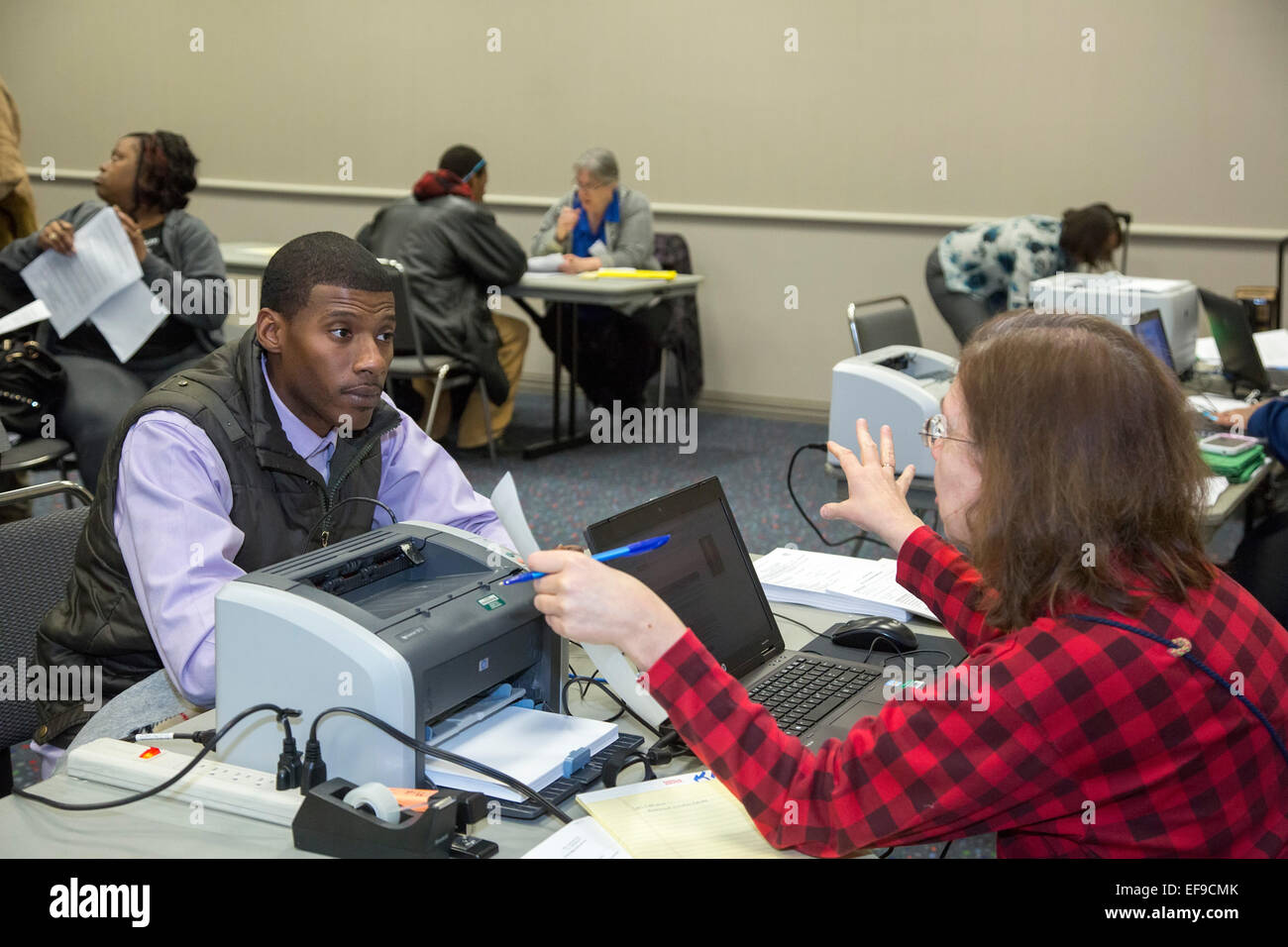 Detroit, Michigan, USA. 29. Januar 2015.  Tausende besuchten die erste der sieben Tage des Wayne County Steuer Abschottung Anhörungen. Rund 62.000 Detroit Häuser droht Steuer Abschottung. Hausbesitzer erhielten Gelegenheit zu erklären, warum ihr Eigentum nicht verwirkt werden sollte oder zu erarbeiten Zahlungspläne für unbezahlte Steuern. Bildnachweis: Jim West/Alamy Live-Nachrichten Stockfoto