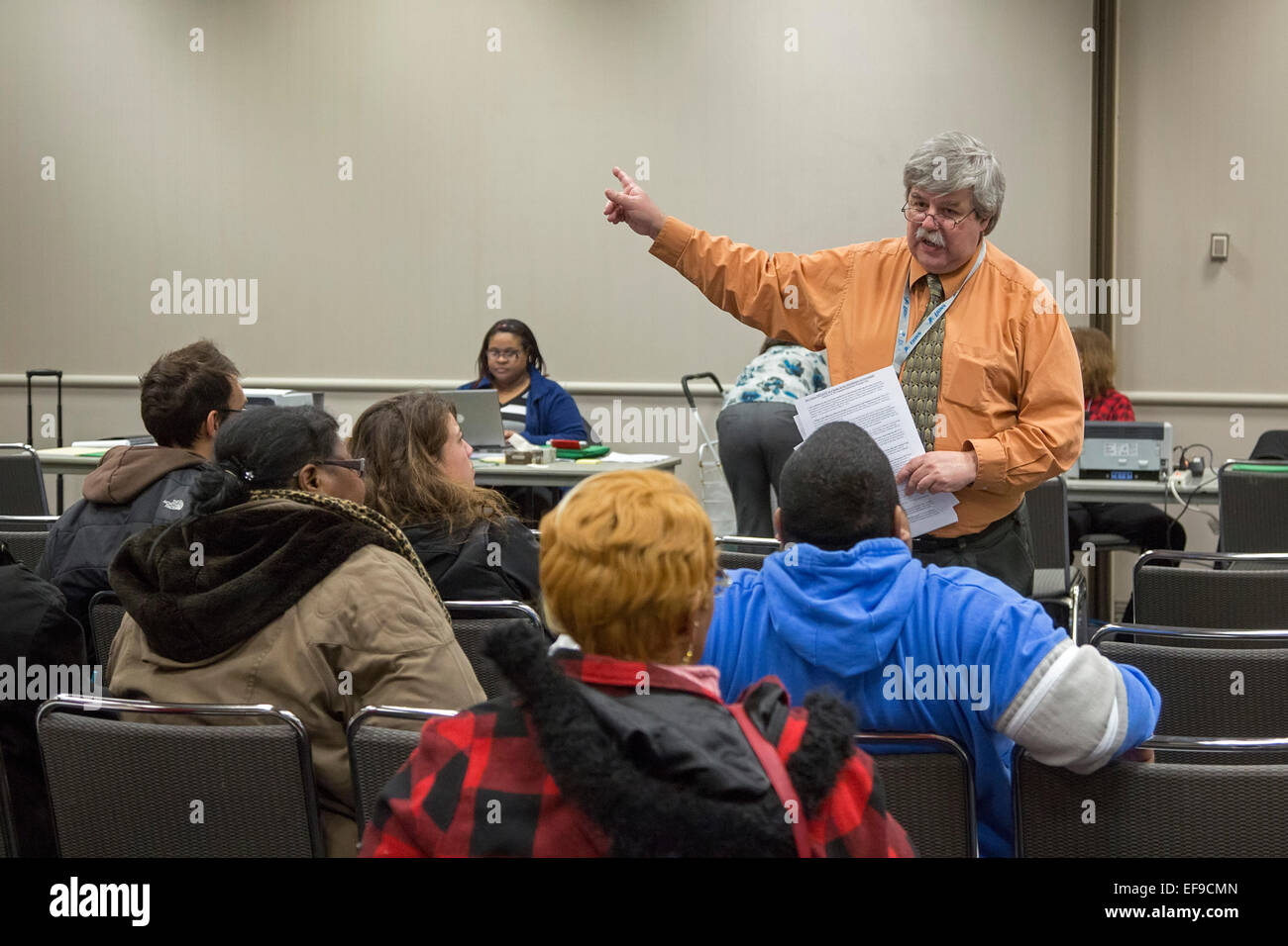 Detroit, Michigan, USA. 29. Januar 2015.  Tausende besuchten die erste der sieben Tage des Wayne County Steuer Abschottung Anhörungen. Rund 62.000 Detroit Häuser droht Steuer Abschottung. Ted Phillips, executive Director der Non-Profit-United Community Housing Coalition, spricht mit einer Gruppe von Mietern über wie man sich schützen, wenn ihr Vermieter Eigentum ausgeschlossen ist. Bildnachweis: Jim West/Alamy Live-Nachrichten Stockfoto