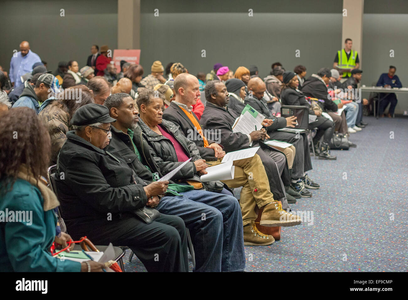 Detroit, Michigan, USA. 29. Januar 2015.  Tausende besuchten die erste der sieben Tage des Wayne County Steuer Abschottung Anhörungen. Rund 62.000 Detroit Häuser droht Steuer Abschottung. Hausbesitzer erhielten Gelegenheit zu erklären, warum ihr Eigentum nicht verwirkt werden sollte oder zu erarbeiten Zahlungspläne für unbezahlte Steuern. Bildnachweis: Jim West/Alamy Live-Nachrichten Stockfoto