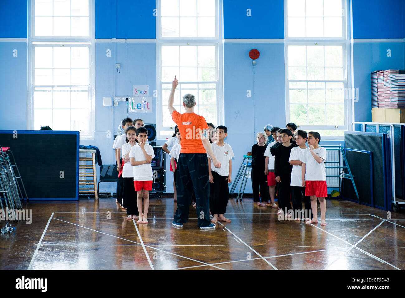 Tanz Klasse in London Grundschule laufen durch ehemalige Balletttänzerin Stockfoto