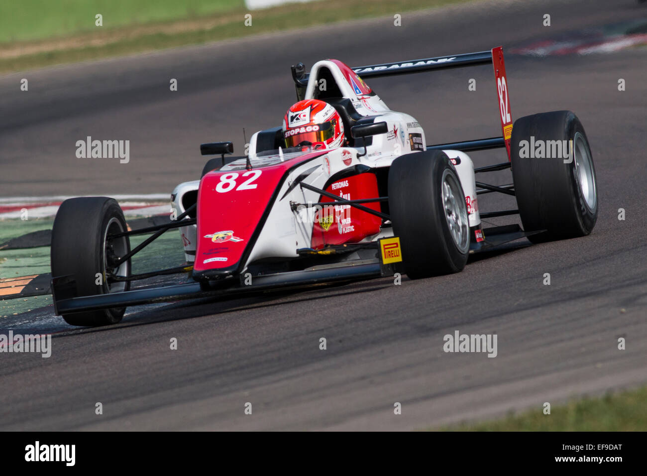 Imola, Italien - 11. Oktober 2014: A Tatuus f. 4 T014 Abarth von Malta Formula Racing Team, angetrieben von Camilleri Keith (Mlt), die italienische Meisterschaft der F4-Autorennen auf 11. Oktober 2014 in Imola, Italien. Stockfoto