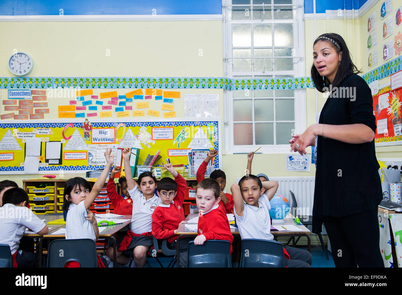 Lehrer mit Grundschulkindern in der Klasse in der Grundschule, London, UK Stockfoto
