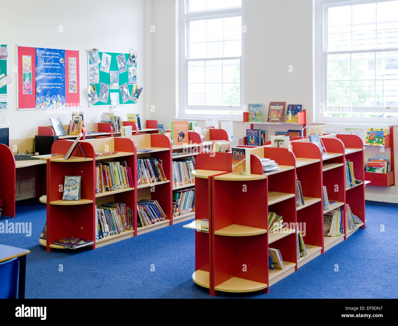 Moderne Schule Bibliothek, Grundschule, London UK Stockfoto