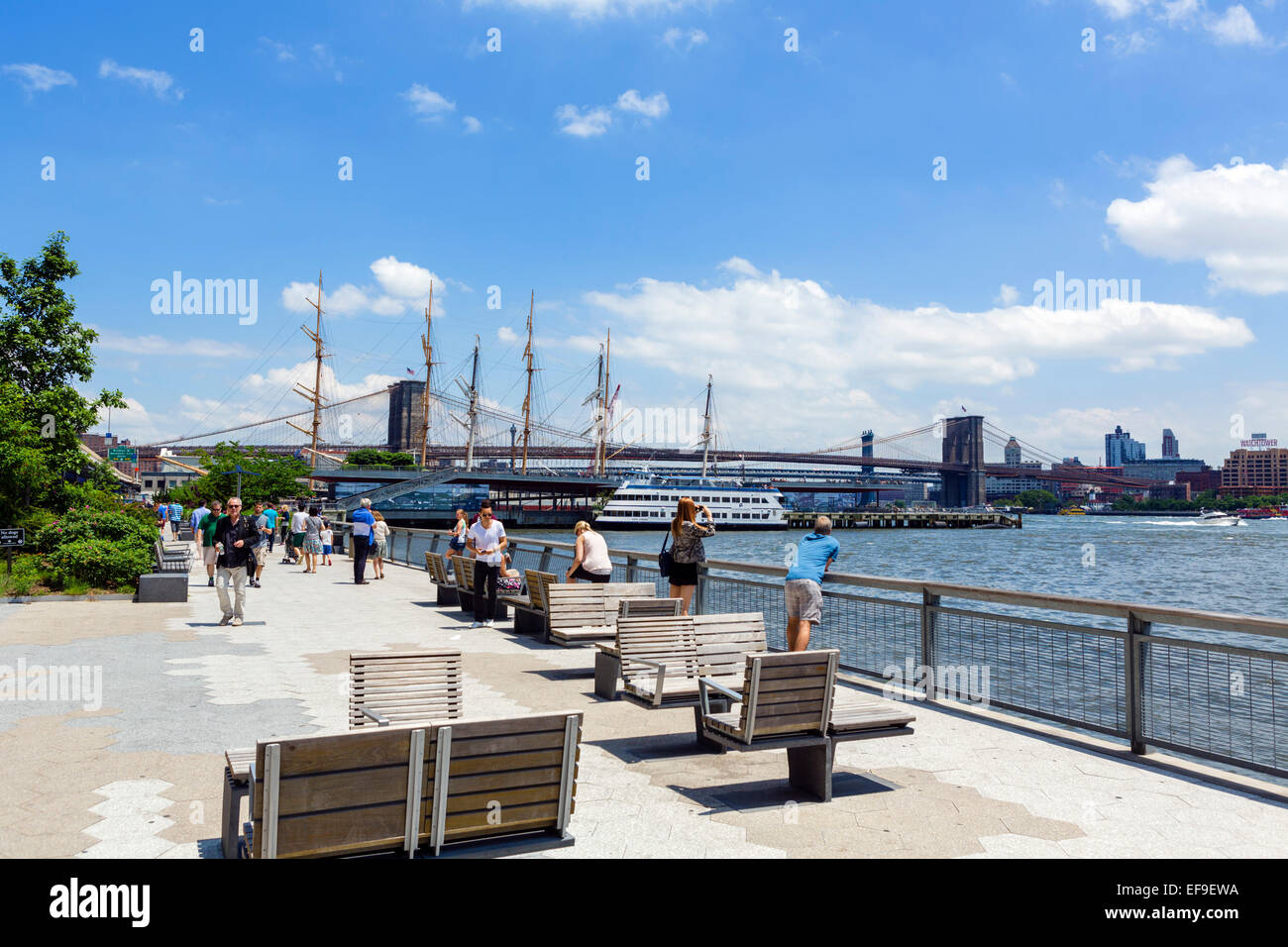 Der East River Esplanade mit Blick auf die Brooklyn Bridge und South Street Seaport, Lower Manhattan, New York City, NY, USA Stockfoto