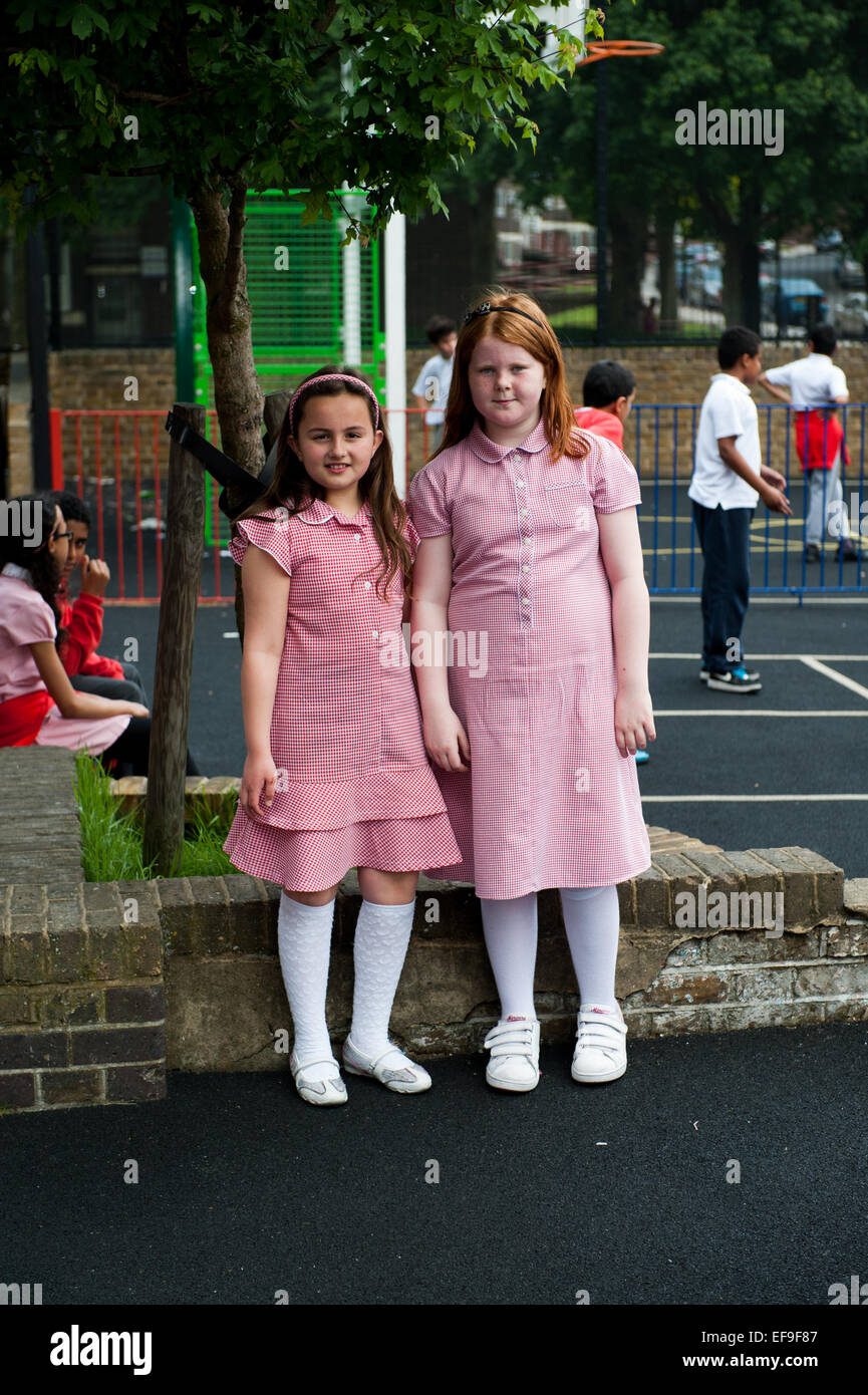 Grundschulkinder tragen Schuluniform draußen auf dem Spielplatz Stockfoto