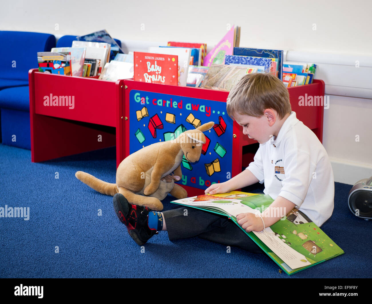 Kind mit speziellen braucht in Schulbibliothek Grundschulkinder in der Grundschule Stockfoto