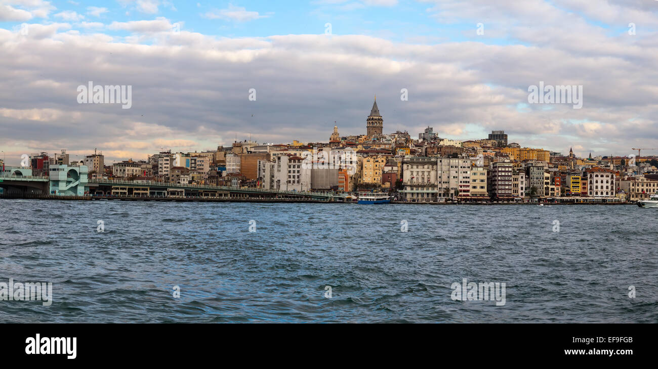 Istanbul, Blick vom Meer zum Galata-Turm und Stadt Stockfoto