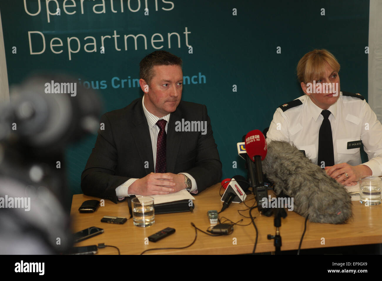 Belfast, UK. 29. Januar 2015. Detective Chief Inspector Richard Campbell (L) von PSNI ernste Verbrechen Filial- und Dectective Superintendent Paula Hillman auf der Pressekonferenz ansprechende Informationen nach einem Mord in Süd-Belfast Stockfoto