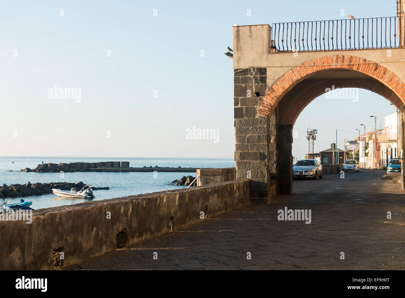 Torre Archirafi, kleines Dorf an der Ionischen Küste Siziliens Stockfoto