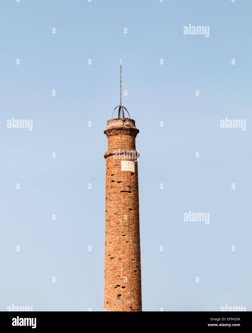 Alten Turm der alten Brennerei in Sizilien Stockfoto
