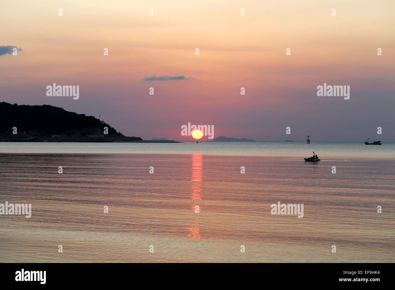 Sonnenuntergang über dem Meer Stockfoto
