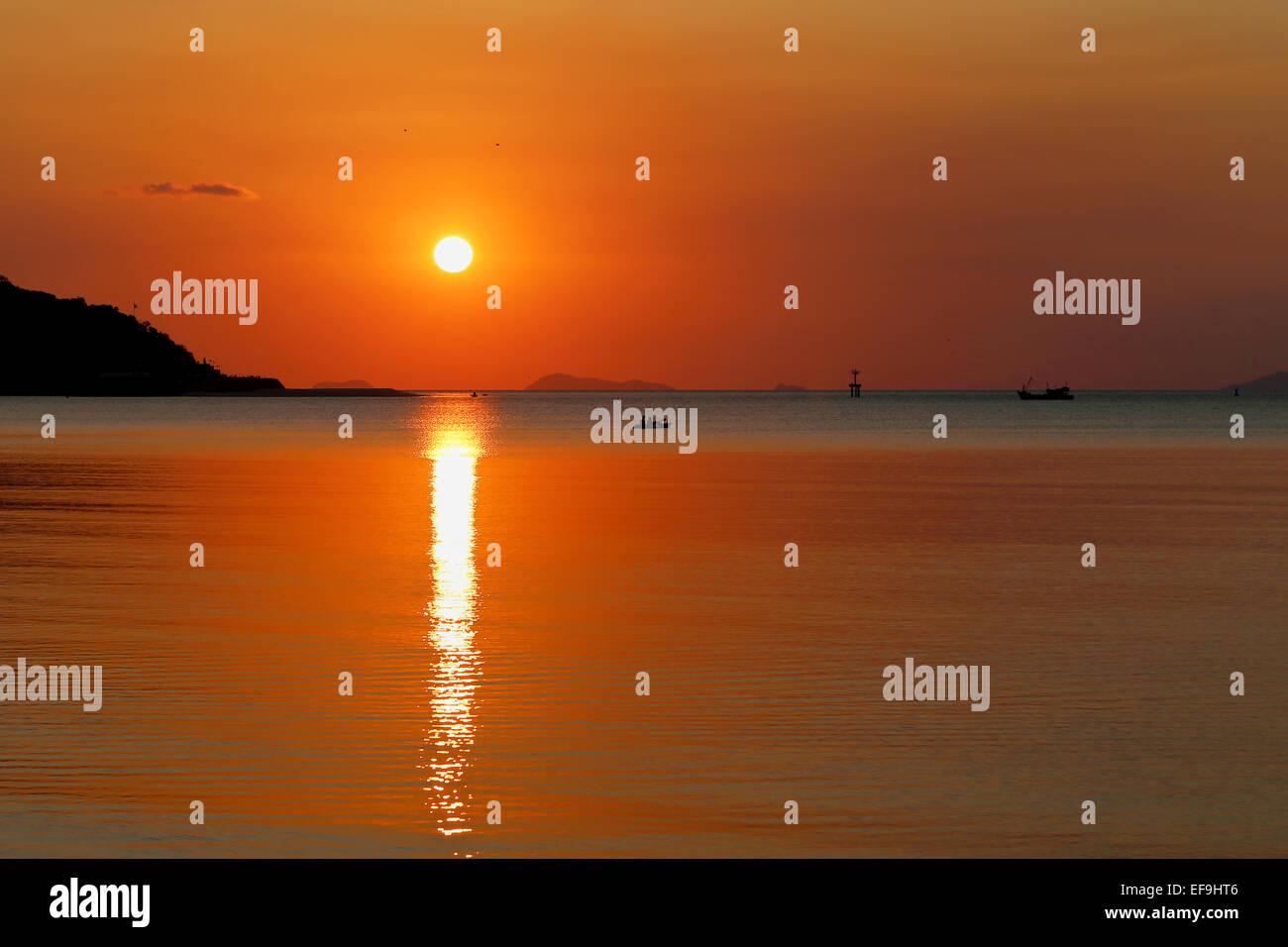 Schönen Abend ein Sonnenuntergang über dem Meer Stockfoto
