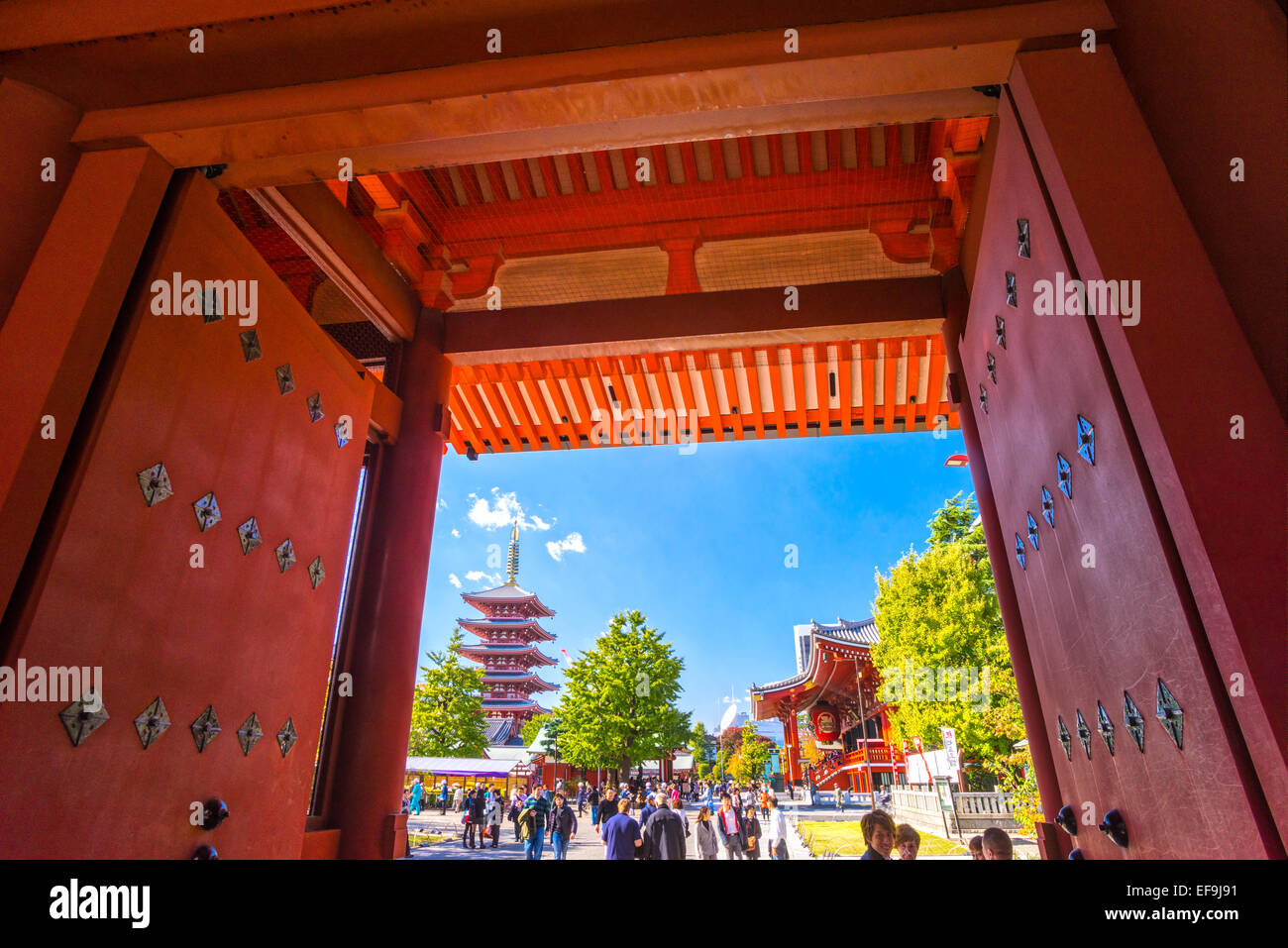 Tokio-13. NOVEMBER: Touristen besuchen Senso-Ji Tempel auf 13. November 2014 in Tokio, Japan. Der Senso-Ji buddhistischen Tempel ist das symb Stockfoto