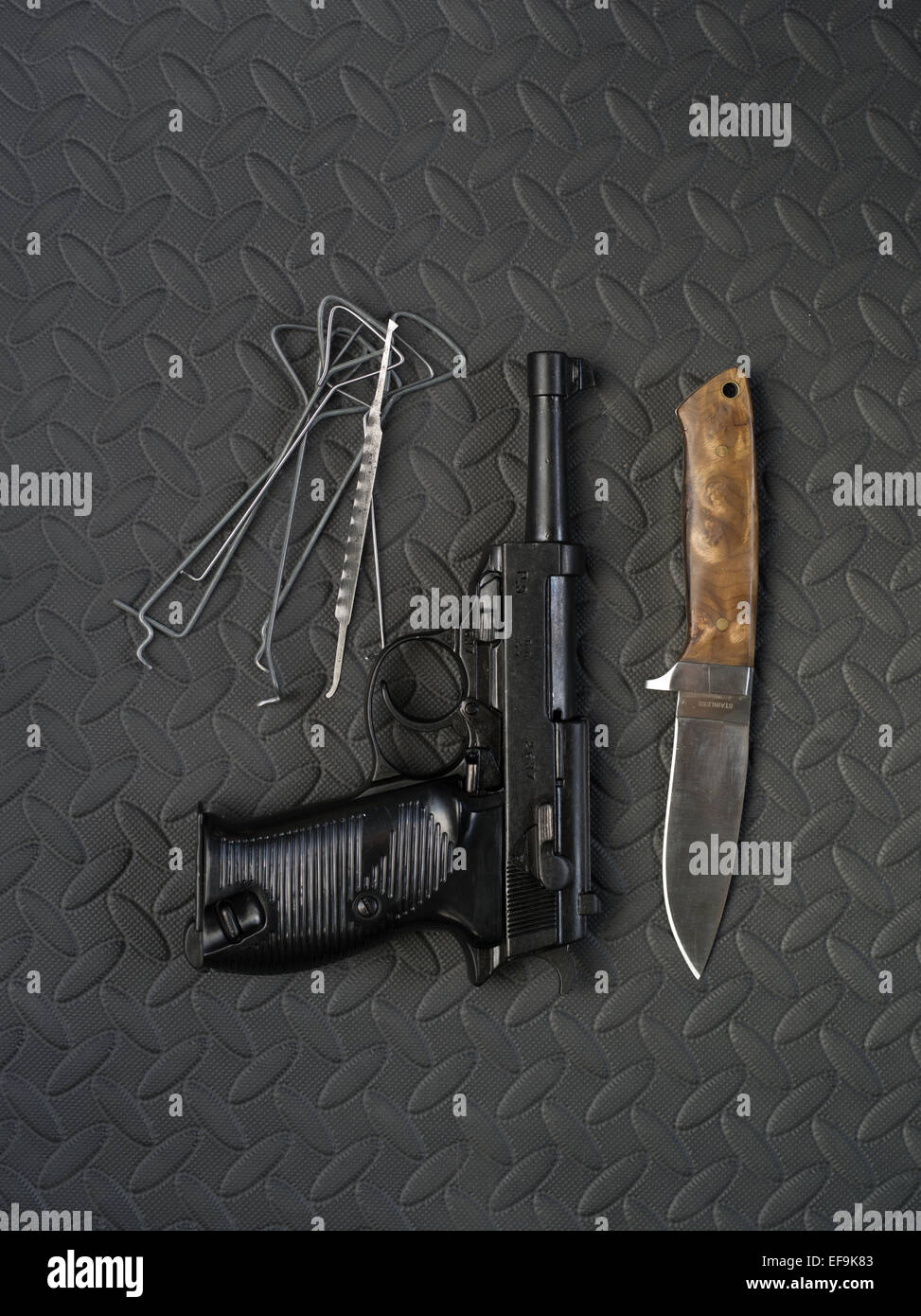 Walther P38 und Messer und Lock picks Stockfotografie - Alamy