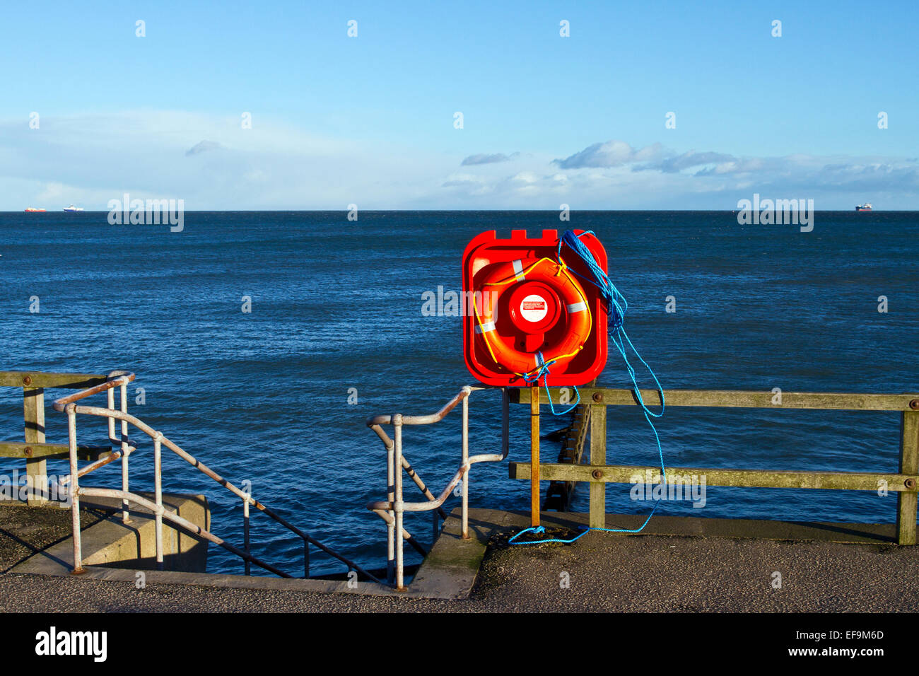 Roten Rettungsring am Meer, Aberdeen, Schottland Stockfoto