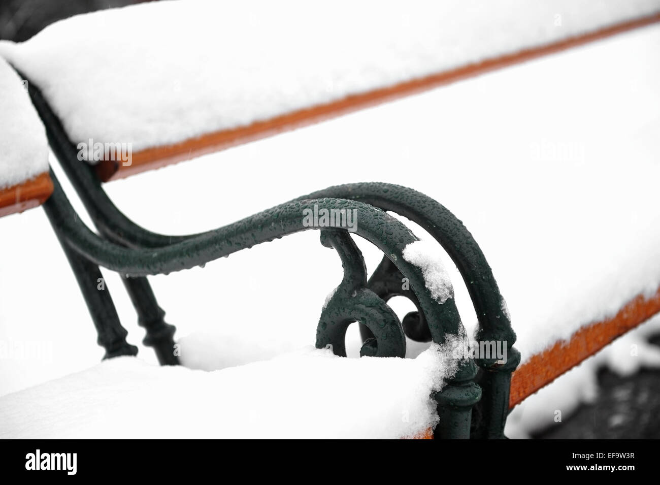 Detail mit Teil einer verschneiten Parkbank Stockfoto