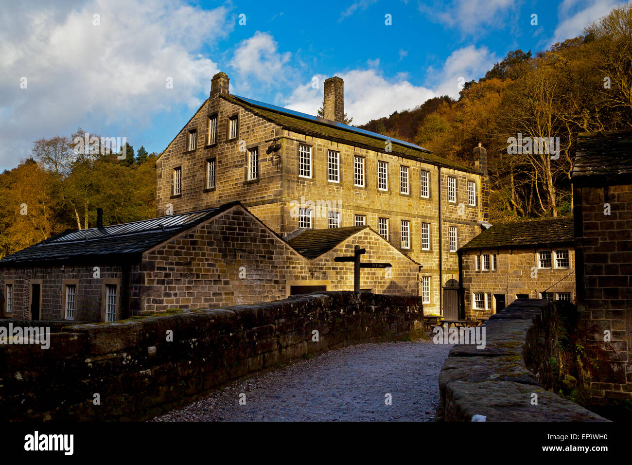 Äußere Ansicht der Gibson Mühle eine renoviertes 19. Jahrhundert Baumwollspinnerei am Hardcastle Klippen, West Yorkshire, England UK Stockfoto