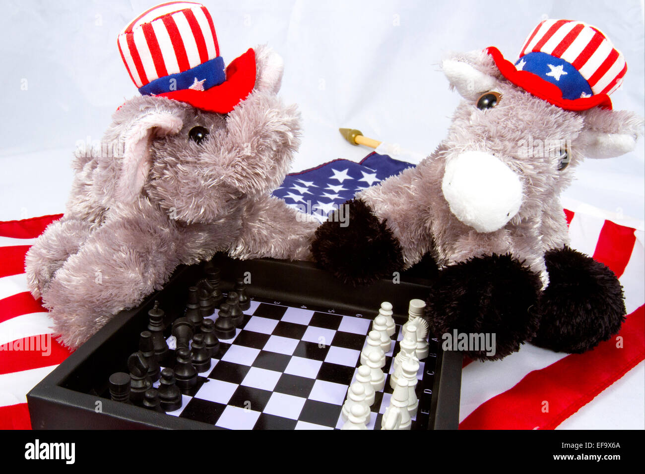 Republikanische Elefant und Demokrat Esel spielen Schach auf amerikanische Flagge Stockfoto