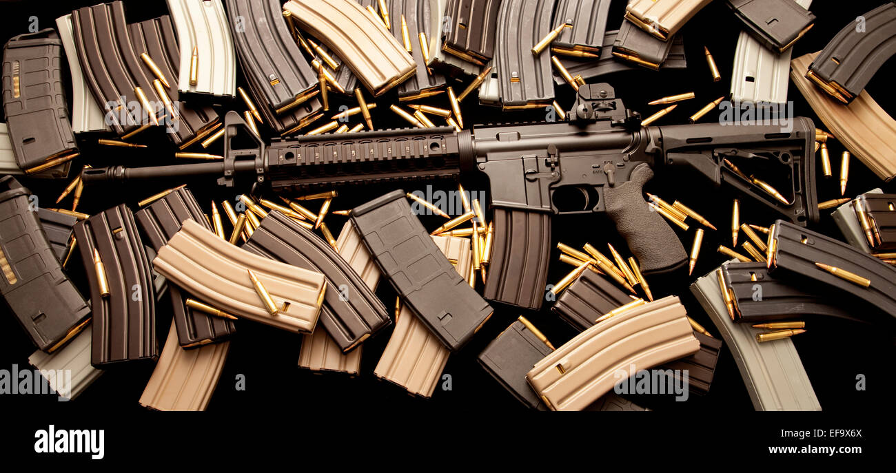 AR-15 Sturmgewehr mit hoher Kapazität Munition Zeitschrift Clips und live Munition im Kaliber 5,56 mm.223 Stockfoto