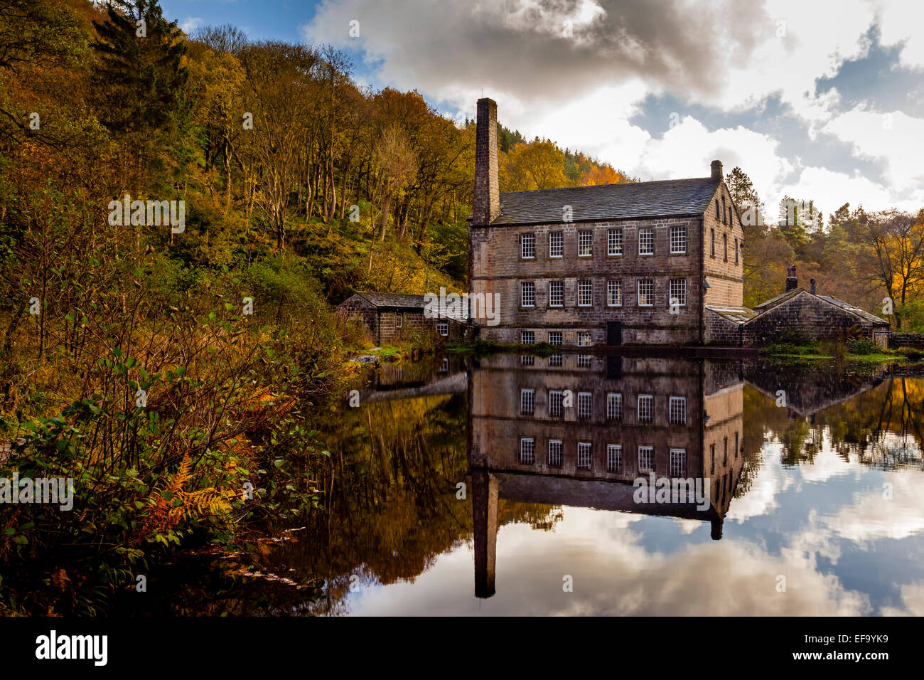 Äußere Ansicht der Gibson Mühle eine renoviertes 19. Jahrhundert Baumwollspinnerei am Hardcastle Klippen, West Yorkshire, England UK Stockfoto