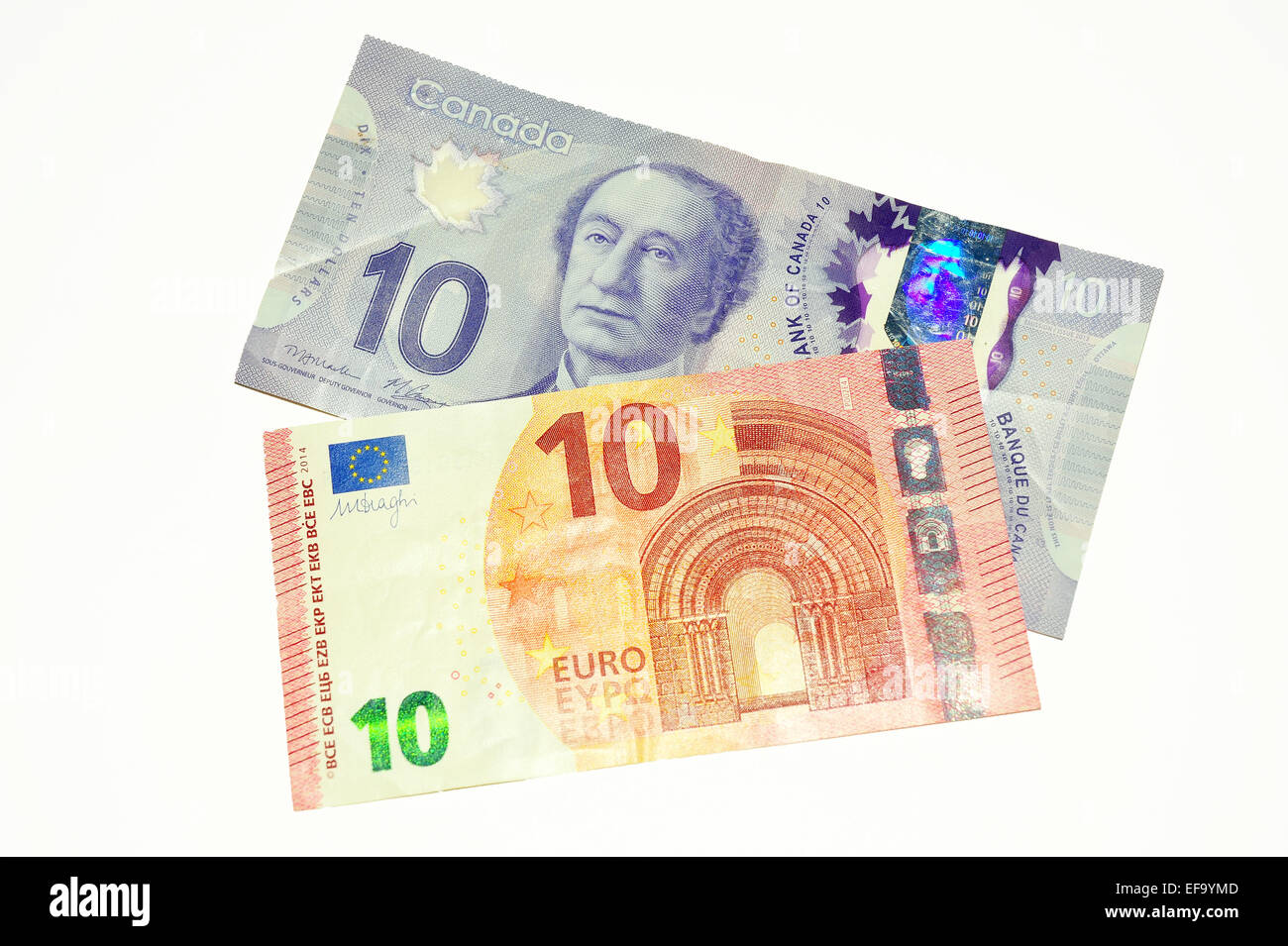 Kanadischer Dollar-Noten und europäischen Euro-Banknoten, die zusammen auf einem weißen Hintergrund fotografiert. Stockfoto