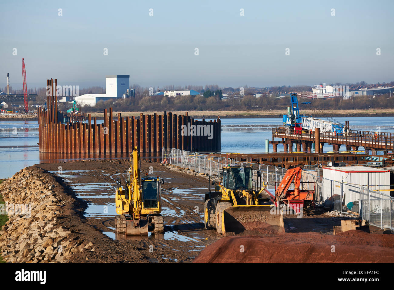 {Mersey Gateway Brückenbau, Trestle Bridge heraus in Richtung Kofferdämme im Fluss Mersey erstreckt. Stockfoto