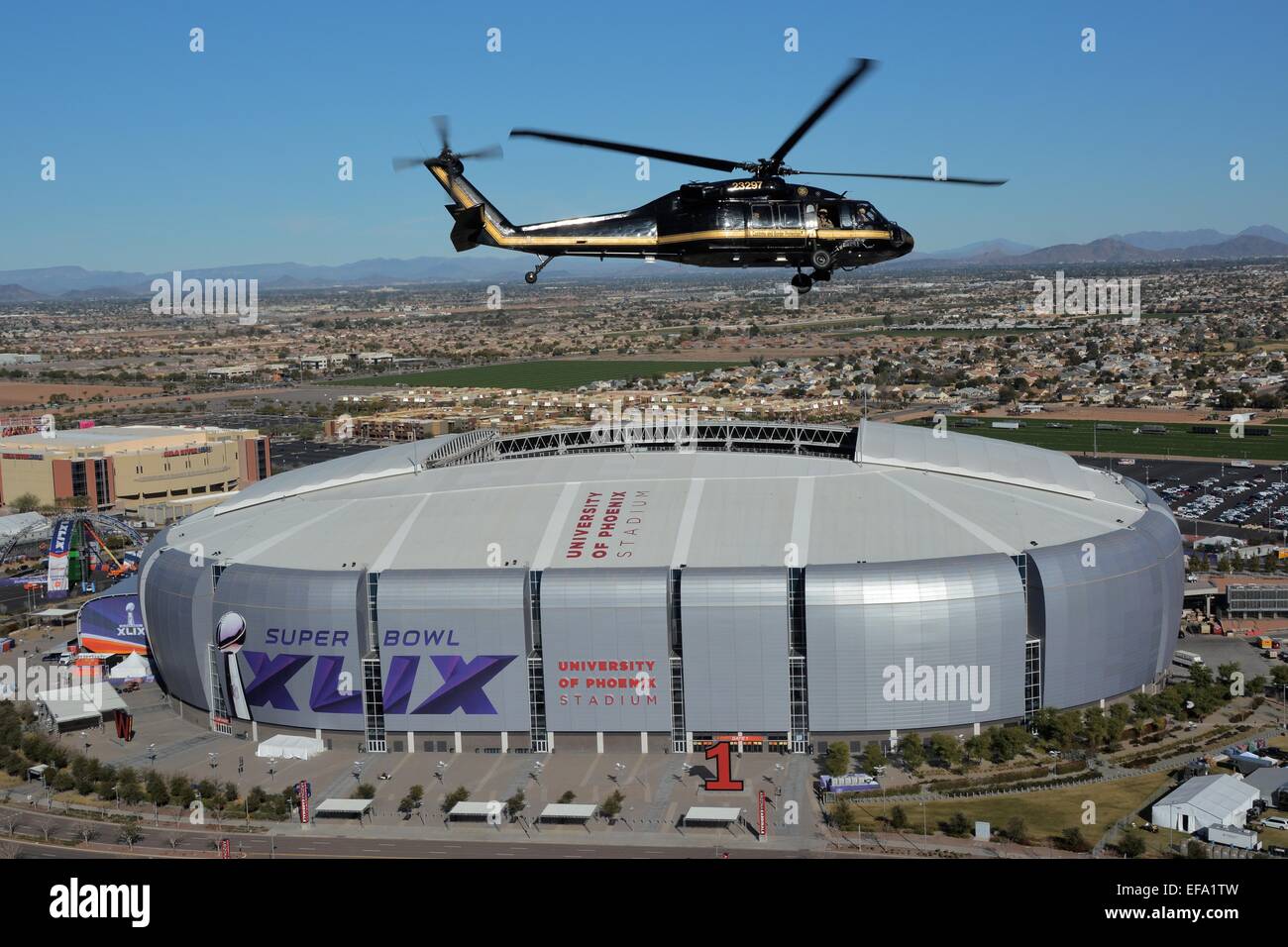 Ein US Customs and Border Patrol Blackhawk Hubschrauber auf Patrouille über die University of Phoenix Stadium in Vorbereitung für American Football Super Bowl XLIX 24. Januar 2015 in Glendale, Arizona. Stockfoto